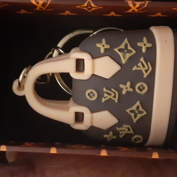 Accessories - Lux key chain in box